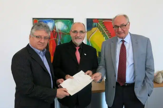 Peter Gladisch, Geschäftsführer GSU-Schulungsgesellschaft für Stanz- und Umformtechnik mbH, Regierungspräsident Dr. Gerd Bollermann und Heinrich Jürgen König, Geschäftsführer JobGarant Personalagentur GmbH (v.l.) - Foto: Bezirksregierung Arnsberg.