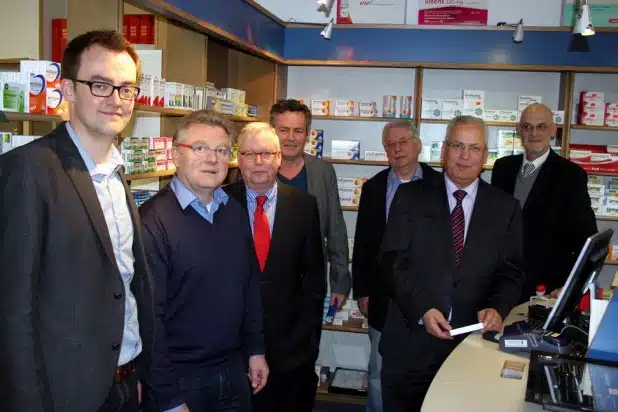 Von links nach rechts: Christian Stockebrand, Klaus Mörchen, Dr. Peter Kleeschulte, Jürgen Schäfer, Karl-Heinz Werner, Landrat Dr. Karl Schneider und René Graf, Vizepräsident der Apothekerkammer, in der Mescheder „Apotheke am Brunnen“ (Foto: Pressestelle HSK).