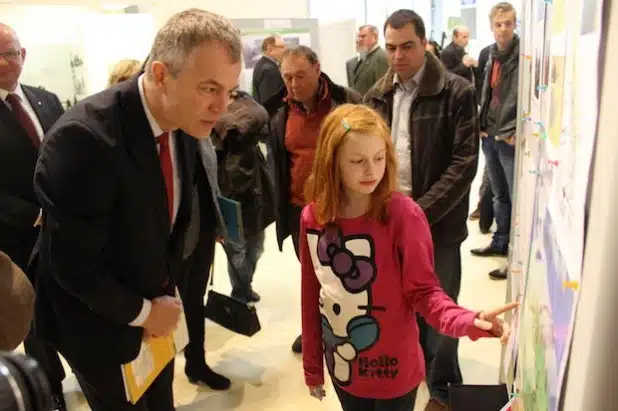 Lara Teworte (r.) erläutert NRW-Umweltminister Johannes Remmel (l.) ihr Projekt „Bachfreilegung Oestricher Bach“ - Foto: Südwestfalen Agentur.