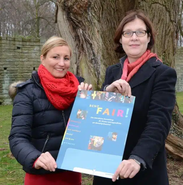 Vom 12. bis 17. März findet in Soest die Jugendausstellung „Echt fair!“ zum Thema häusliche Gewalt statt. Kreissozialarbeiterin Inga Maibaum (l.) und die Leiterin des Soester Frauenhauses Ulrike Dustmann präsentieren das Plakat zur Ausstellung (Foto: Judith Wedderwille/Kreis Soest).