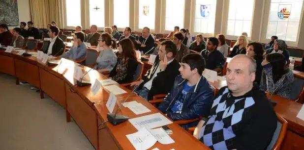 14 neue Staatsbürgerinnen und Staatsbürger wurden im Sitzungssaal des Kreishauses von Landrätin Eva Irrgang eingebürgert (Foto: Franca Großevollmer/Kreis Soest).