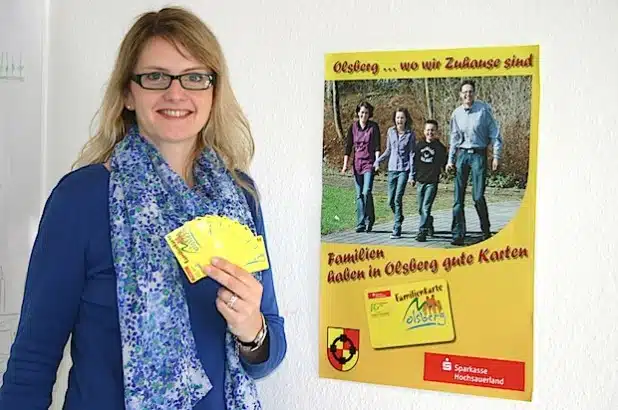 Olsbergs Familienmanagerin Jutta Maas freut sich, dass die Familienkarte so rege genutzt wird (Foto: Stadt Olsberg).