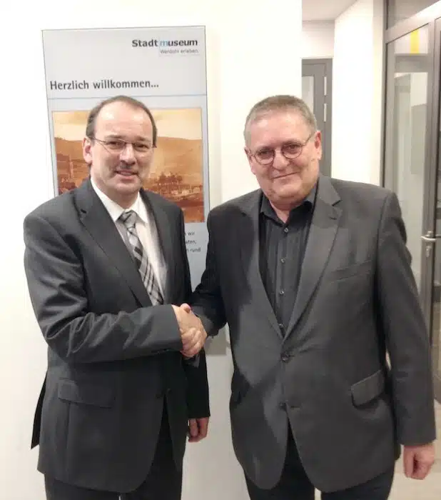 Landrat und Kreisheimatbund-Vorsitzender Thomas Gemke (links) gratuliert seinem neuen Stellvertreter beim Heimatbund, Heiner Burkhardt (Foto: pmk).