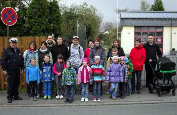 Die Vorschulkinder des städtischen Familienzentrums „Die wilde 13“ übten gemeinsam mit ihren Eltern den künftigen Schulweg (Foto: Stadt Iserlohn).