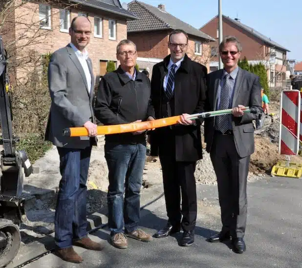 Geben den Startschuss: Bürgermeister Christof Sommer, Egbert Schenkel, Telekom, Dr. Ingo Lübben, Wirtschaftsförderung Lippstadt GmbH, Reinhard Rohleder, Telekom (v.l.n.r.) - Foto: Stadt Lippstadt