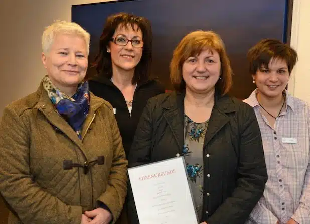 Jugenddezernentin Maria Schulte-Kellinghaus (l.) sprach Jelena Nakic (2. v. r.) Dank und Anerkennung zum Dienstjubiläum aus. Gudrun Hengst (2. v. l.), Abteilungsleiterin Jugend und Familie, und Eva Ewen, 1. stellvertretende Vorsitzende des Personalrats, schlossen sich den Glückwünschen an (Foto: Judith Wedderwille/Pressestelle Kreis Soest).