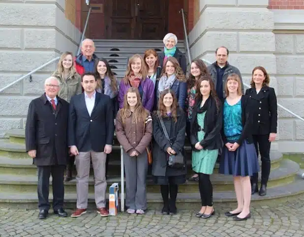 Bürgermeister Franz Holtgrewe begrüßte im Alten Rathaus am Teich die angehenden Lehrerinnen, die gemeinsam mit ihrem Professor Venn Barrett und seiner Frau Ellen aus Winnipeg, Kanada, anreisten und auf Einladung von Schulleiterin Katja Ostermann und Herrn Emlikli (Vertreter des Schulträgers)in Eringerfeld hospitieren (Foto: Stadt Geseke).