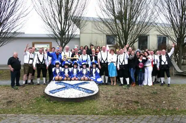 Mehr als 60 kleine und große Karnevalisten waren ins Bestwiger Bürger- und Rathaus gekommen, um Bürgermeister Ralf Péus den symbolischen Rathausschlüssel zurückzugeben (Foto: Gemeinde Bestwig).