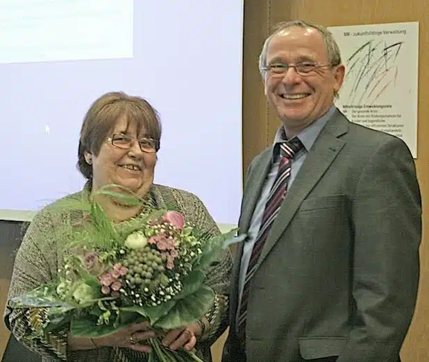 Fachbereichsleiter Eckehard Beck verabschiedete die Ausschussvorsitzende Sigrid Schröder (Foto: Beckmann-Klatt/Märkischer Kreis).