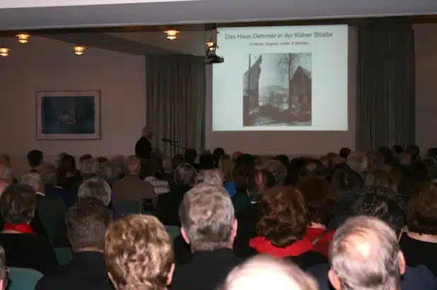 Das Ausmaß der Zerstörung Neunkirchens und die Grausamkeit des Krieges – Ulrich Capito vom Heimatverein Neunkirchen zeigte das zerbombte Neunkirchen und die Opfer in seinem Lichtbildervortrag (Foto: Gemeinde Neunkirchen).