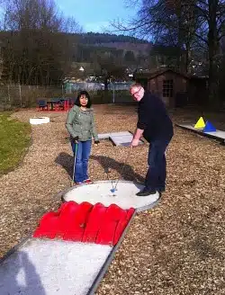 Die neuen Betreiber der Minigolfanlage, Poenthip und Wolfgang Klein (Foto: Stadt Hilchenbach).