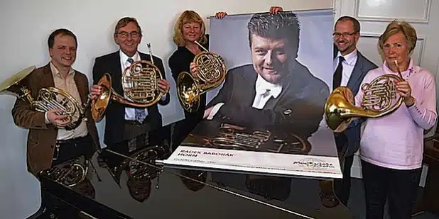 Hornlehrer Adrian Ebmeyer, Bürgermeister Dr. Peter Paul Ahrens, Freundeskreisvorsitzende Tone Johansen-Junius, Musikschulleiter Paul Breidenstein und Kulturausschuss-Vorsitzende Renate Brunswicker (v.l.) freuen sich auf die „Internationalen Herbsttage für Musik“ mit Radek Baborák (Foto: Stadt Iserlohn).