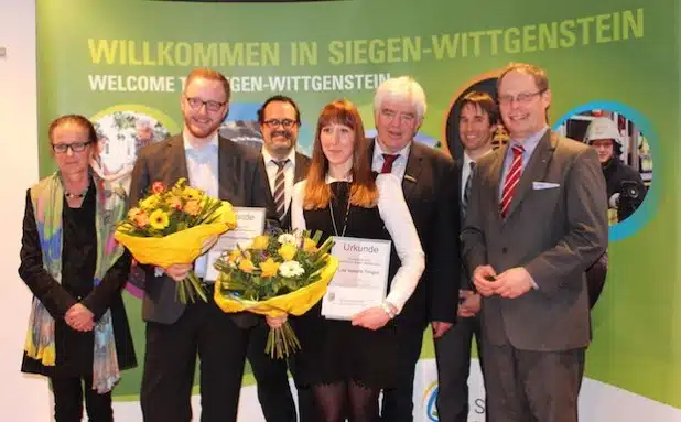 Landrat Paul Breuer (3. v.r.), Uni-Kanzler Ulf Richter (r.) Prof. Dr.-Ing. Peter Haring Bolivar (3.v.l.),Prof. Dipl.-Ing. Sibylle Käppel-Klieber (l.) und Prof. Dr. Christoph Strünck (2.v.r.) freuten sich mit den Preisträgern Lisa Isabelle Tönges (Mitte) und Marc-Philipp Hütwohl (2.v.l.) - Foto: Kreis Siegen-Wittgenstein.