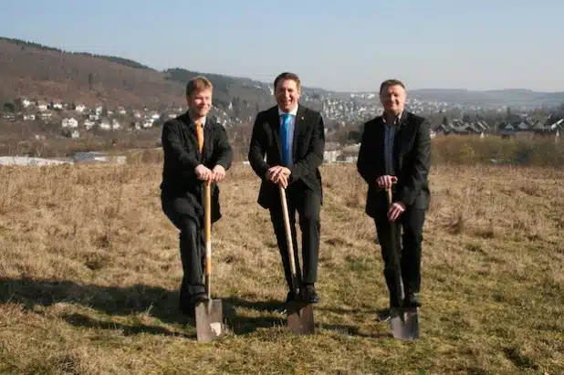 Philipp Halbach, Bürgermeister Bernhard Baumann und Udo Schmidt, Geschäftsführer der Schmidt Microdosiertechnik GmbH & Co. KG beim symbolischen Spatenstich im Gewerbegebiet Daadenbach (Foto: Gemeinde Neunkirchen).