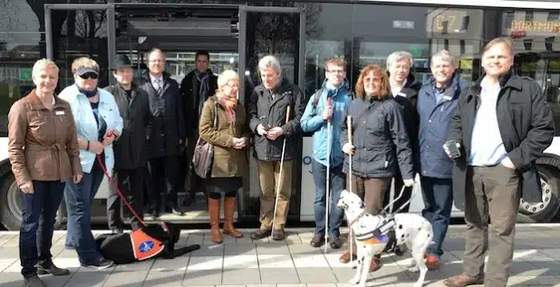 Das Projekt zur barrierefreien Mobilität für blinde und sehbehinderte Menschen wurde Betroffenen, Vertretern von Bildungseinrichtungen für blinde und sehbehinderte Menschen sowie Politik und Wirtschaft vorgestellt (Foto: Franca Großevollmer/Kreis Soest).