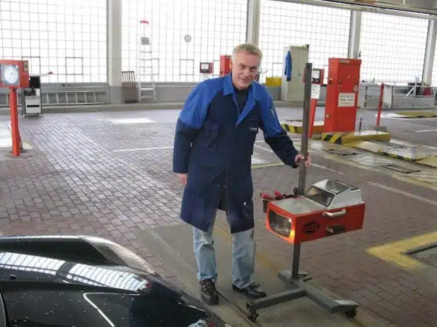 Mark Jünger beim Lichtcheck (Foto: TÜV-STATION Iserlohn).