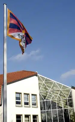 Der Kreis Soest zeigt sich mit dem tibetischen Volk solidarisch und hisst am Montag, 10. März 2014, vor dem Kreishaus die tibetische Flagge (Foto: Kreis Soest).