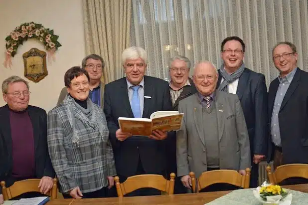 Mitglieder des Vorstandes (vorne von links): Klaus Vitt, Waltraud Schäfer, Landrat Paul Breuer, Werner Kreutz, (hinten von links) Karl Christian Bartsch, Karl-Adolf Fries, Dirk Niesel und Bernd Brandemann (Foto: Heimatbund Siegerland-Wittgenstein e.V. ).