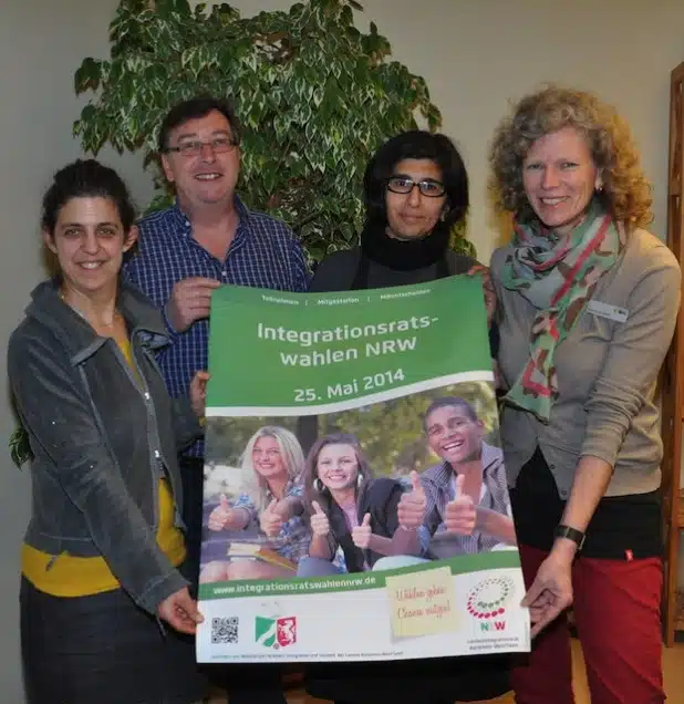 Die Vorsitzende des Integrationsrates der Stadt Lippstadt, Maria Kitsaki (1. v. l.) und ihre erste Stellvertreterin, Vana Sidiropoulou (2. v. r.), freuen sich gemeinsam mit Gudrun Strathoff (1. v. r.), Ansprechpartnerin der Stadt Lippstadt für die Vorbereitung und Durchführung der Integrationsratswahl, sowie Werner Kalthoff, Geschäftsführung des Integrationsrates, auf rege Beteiligung zur diesjährigen Integrationsratswahl am 25. Mai (Foto: Stadt Lippstadt).