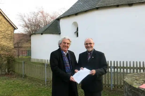 Wolfgang Suttner, Kulturdezernent des Kreises Siegen-Wittgenstein und Vorstand des Landesorchesters Südwestfalen (links) und Regierungspräsident  Dr. Gerd Bollermann (rechts) - Foto: Bezirksregierung Arnsberg.