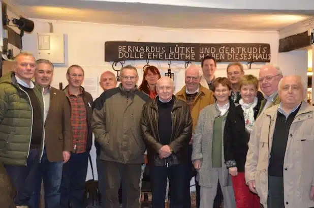 Die Ortsheimatpfleger sahen sich mit Bürgermeister Wolfgang Fischer (2. v.l.) das Heimatmuseum in Eversberg an (Foto: Stadt Olsberg).