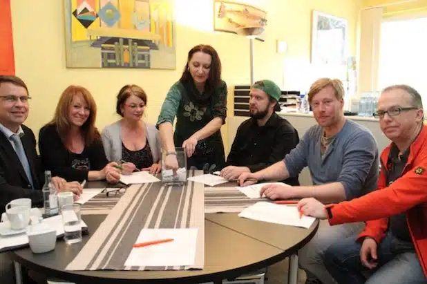 Die Jury (v.l.) mit Guido Forsting (Geschäftsführer Sauerlandpark), Carmen Fürstenau (IKZ), Silke Weidenheimer (Märkische Bank), Losfee Claudia Grau, Daniel Halfmann, Daniel Braun und Christoph Schulte (Stadtspiegel Iserlohn/Hemer) sprach sich für den Vorschlag von Andre Lemke aus: Die Skateschule heißt ab sofort „360°“ (Foto: Stadt Hemer).