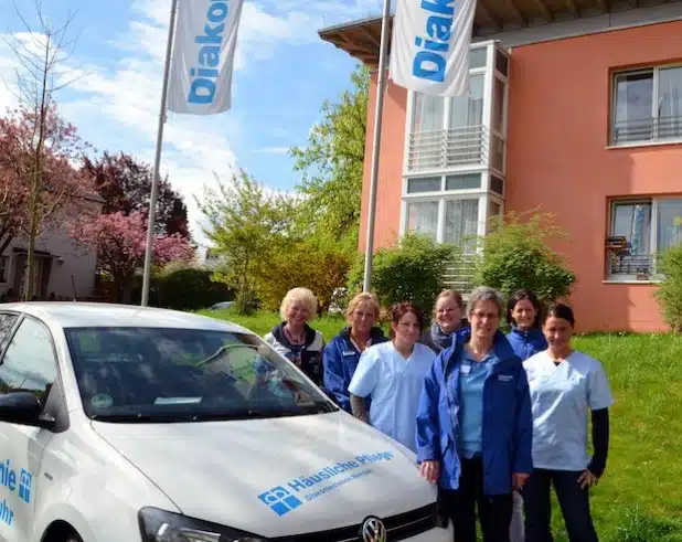 Pflegedienstleiterin Silvia Friedrich (Dritte von rechts) mit einem Teil ihres Teams der Diakoniestation Menden/Hemer/Balve. Die Diakoniestation hat ihr Serviceangebot in Hemer erweitert (Foto: Diakonie Mark-Ruhr gemeinnützige GmbH).