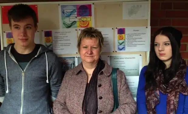 Fabian Bellair (l.) und Chantale Yildirim (r.) präsentierten NRW-Schulministerin Sylvia Löhrmann vor kurzem die Arbeit der Com-Scouts an der Ruth-Cohn-Schule des Hochsauerlandkreises. Nun erhält die Schule eine Auszeichnung (Foto: Ruth-Cohn-Schule).