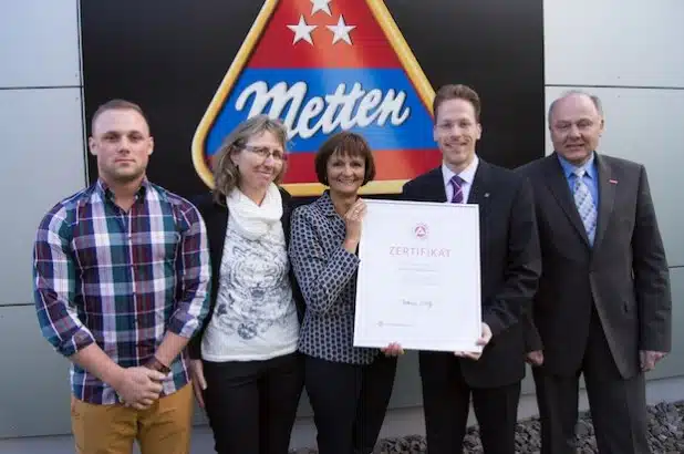 Dr. Bettina Wolf (Mitte) ist begeistert vom Engagement bei Metten Fleischwaren und überreicht mit Jürgen Haßler (rechts) das Zertifikat an Jugend- und Ausbildungsvertreter Dennis Neugebauer, Petra Palla (v.l.) und Tobias Metten (2.v.r.) - Foto: Agentur für Arbeit Siegen.