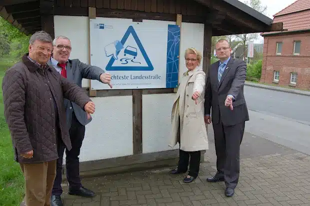 Bei der Auszeichnung der L 519 als eine der beiden schlechtesten Landesstraßen der Region Hellweg-Sauerland: Hans-Jürgen Schauerte (Ortsvorsteher Sundern), Hubertus Gössling (IHK-Verkehrsausschuss), Dr. Ilona Lange (IHK-Hauptgeschäftsführerin) und Detlef Lins (Bürgermeister Sundern, v.l.).