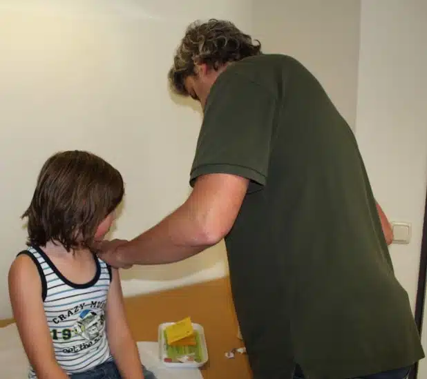 Dr. Simon Danckworth beim Entfernen einer Zecke (Foto: DRK-Kinderklinik Siegen gGmbH).