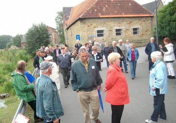 Bevor es beim Dorfwettbewerb 2014 ernst wird, startet die Bewertungskommission in Ostönnen zu einem „Probelauf“. Der Schnappschuss entstand beim Besuch der Jury dort im Jahr 2011 (Archivfoto: Jutta Münstermann/Kreis Soest).