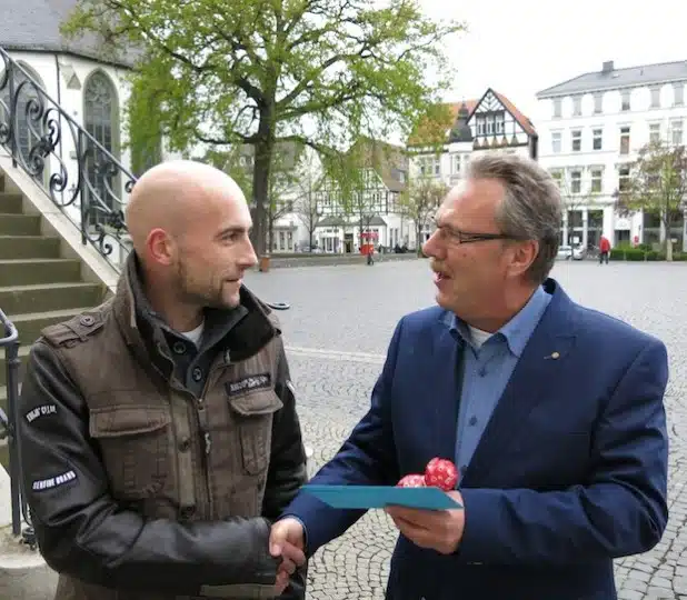 Gerd Ziems, Vorsitzender der Lippstädter Werbegemeinschaft, gratuliert Christian Kleine zum 2. Platz beim Lippstädter Entenrennen (Foto: Stadt Lippstadt).