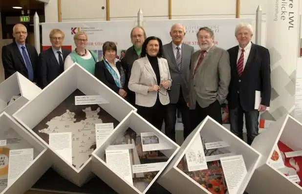 Zu Eröffnung der Wanderausstellung zum 60-jährigen Bestehen des Landschaftsverbandes Westfalen-Lippe fanden sich zu einer kleinen Feierstunde im Soester Kreishaus aktuelle und ehemalige Mitglieder der Landschaftsversammlung sowie Vertreter von heimischen LWL-Einrichtungen ein (v. l.): Hartmut Bauer, Kaufmännischer Direktor der LWL-Klinik Warstein und Lippstadt, Franz-Karl Lindner, LWL-Förderschulen Soest, Martina Tägder (BG), Doris Gerntke-Ehrenstein, LWL-Wohnverbund Warstein, Udo Müller (Bündnis 90/Die Grünen), Landrätin Eva Irrgang (CDU), Egbert Teimann (SPD), Dieter Gebhard (SPD), Vorsitzender der Landschaftsversammlung, Hans-Joachim Kayser (SPD) (Foto: Wilhelm Müschenborn/Kreis Soest).