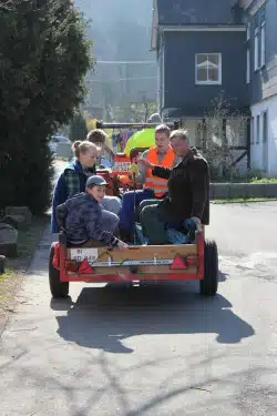 Mit Traktor und Anhänger lässt sich auch in Grund der Müll am besten sammeln (Foto: Stadt Hilchenbach).