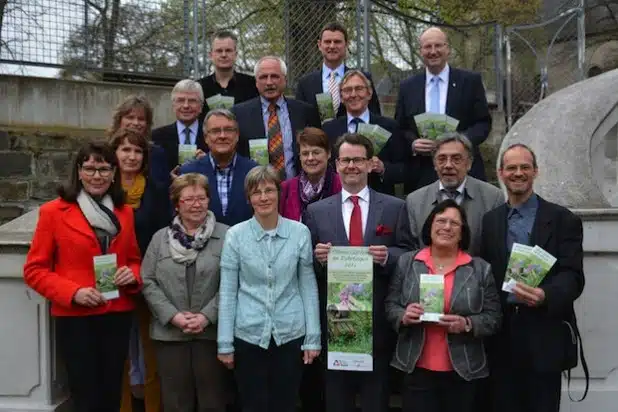 In der Villa am Wall in Neuenrade stellten Bürgermeister der beteiligten Städte sowie Mitglieder der Projektgruppe die Broschüre "Offene Gärten im Ruhrbogen" vor (Foto: Stadt Iserlohn).