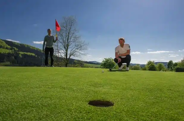 Der Panorama-Golfplatz Winkhausen - sauerlandweit einzigartig (Foto: Kur- & Freizeit GmbH, Schmallenberger Sauerland)