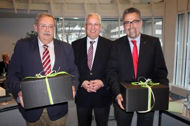 Landrat Dr. Karl Schneider (Mitte) ehrte während der letzten Kreistags-Sitzung der laufenden 8. Wahlperiode langjährig dem Kreistag zugehörige Mitglieder, hier mit Hans Walter Schneider (r.) und Ludwig Schulte (l.) - Foto: Pressestelle Hochsauerlandkreis.