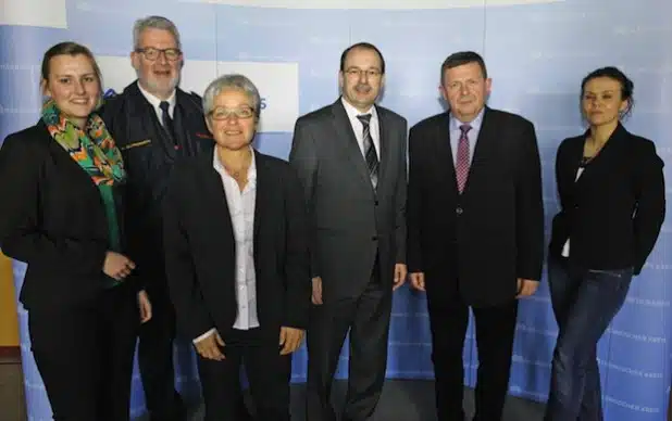 Isabelle Schöneborn, Kreisbrandmeister Rainer Blumenrath, Fachbereisleiterin Jutta Heedfeld, die Landräte Thomas Gemke und Adam Hajduk sowie Ewa Bohr Cyska (von links) besprachen das Programm (Foto: Hendrik Klein/Märkischer Kreis).