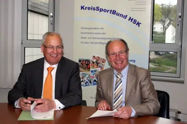 Unterzeichneten den "Pakt für den Sport" (v.l.): Landrat Dr. Karl Schneider und der Vorsitzende des Kreissportbundes, Günter Martin (Foto: Pressestelle Hochsauerlandkreis).