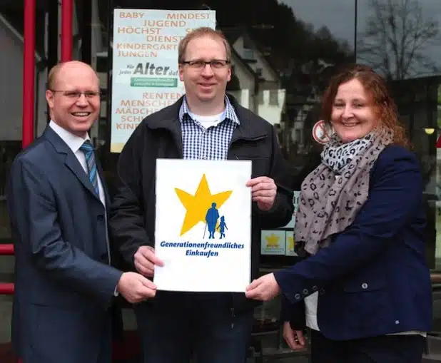 Torsten Klotz (Knappschaft) und Thomas Burghard (Autohaus Schmelter) bekommen den 4. Stern von Simone Tesche-Klenz (Stadtmarketing) überreicht (Foto: Stadtmarketing Lennestadt e.V.).