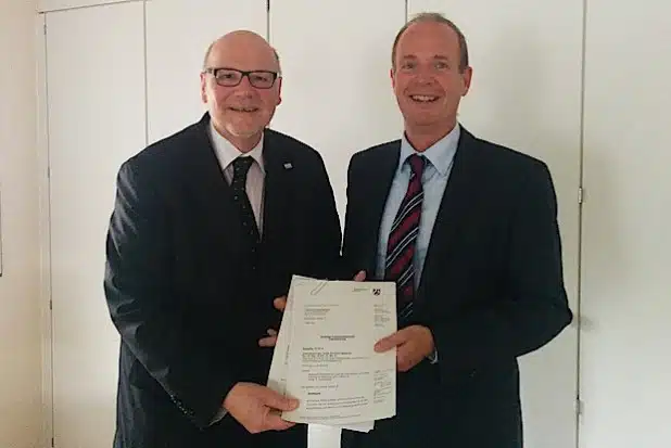 Bernd Müller, Leiter der Umweltabteilung bei der Bezirksregierung Arnsberg (links), und Kreisdirektor Theo Melcher (rechts) - Foto: Bezirksregierung Arnsberg.