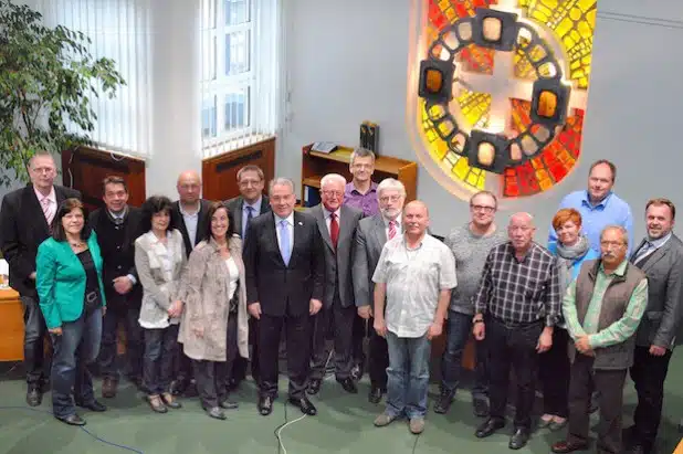 Für die Stadt Olsberg dankte Bürgermeister Wolfgang Fischer langjährigen Ratsmitgliedern sowie den Bürgervertretern, die mit Ablauf ihrer Wahlzeit aus dem Gremium ausscheiden (Foto: Stadt Olsberg).