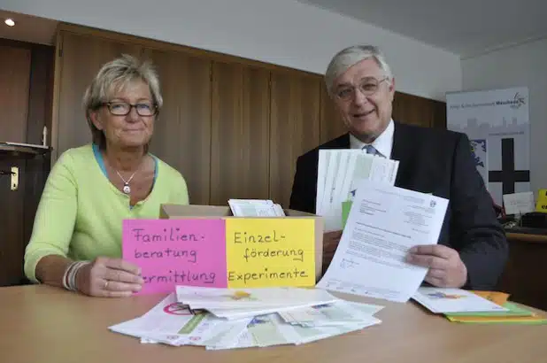 Bürgermeister Uli Hess und Fachbereichsleiterin Gisela Bartsch packen das Protest-Paket der katholischen Kindergärten für Ministerpräsidentin Hannelore Kraft (Foto: Stadt Meschede).