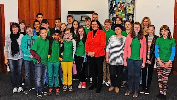 Landrätin Eva Irrgang begrüßte die Schülerinnen und Schüler mit ihren Lehrerinnen aus Wickede/Ruhr und dem polnischen Partnerkreis Jemielnica im Kreishaus (Foto: Franca Großevollmer/Kreis Soest).