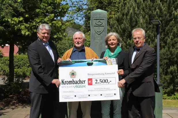 Von links nach rechts: Axel Brinkmann (Krombacher Brauerei), Jürgen Althaus (Vorsitzender des Kuratoriums der Bürgerstiftung Kreuztal), Elfrun Bernshausen (Vorsitzende der Bürgerstiftung Kreuztal) und Ulrich Stupperich (Krombacher Brauerei) - Foto: Krombacher Brauerei Bernhard Schadeberg GmbH & Co. KG.