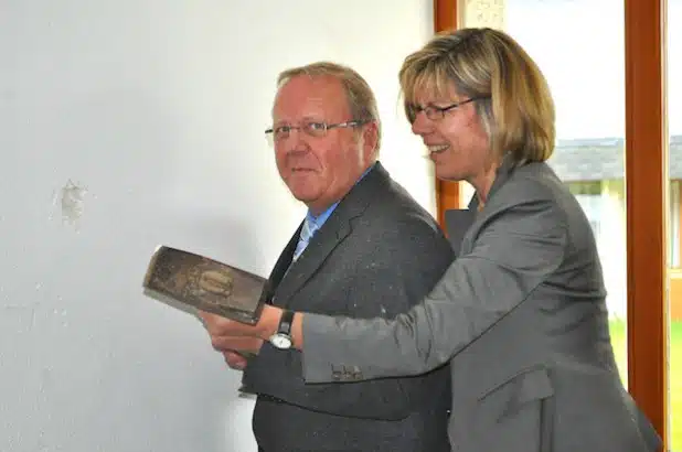 Superintendentin Martina Espelöer und Superintendent Klaus Majoress führten gemeinsam den symbolischen ersten Hammerschlag durch.