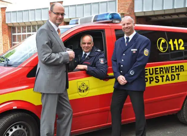 Sie freuen sich auf mehrere hundert Teilnehmer aus dem ganzen Bundesgebiet beim 10. Feuerwehrverbandstag in Lippstadt (v.l.): Bürgermeister Christof Sommer, Wehrführer Bernd Peterburs und Ulrich Flürenbrock, Leiter der HELLA Werksfeuerwehr (Foto: Stadt Lippstadt).