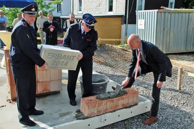 Bürgermeister Hundt, Dietmar Eckhart (Leiter der Feuerwehr) und Löschgruppenführer Ingo Hork bei der Grundsteinlegung (Foto: Feuerwehr Lennestadt).