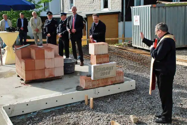 Pastor Loik bei der Segnung des neuen Feuerwehrgerätehauses (Foto: Feuerwehr Lennestadt).